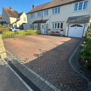 pressure-cleaning-driveway.webp